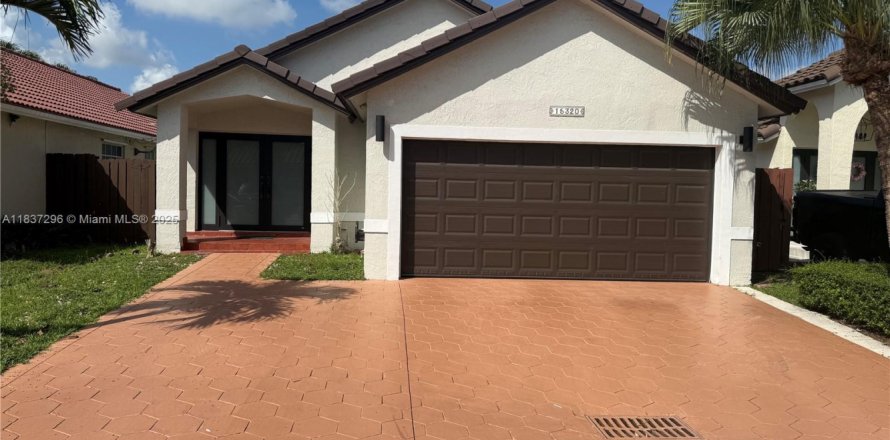 Villa ou maison à Miami, Floride 3 chambres, 129.6 m2 № 1960337