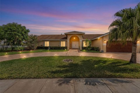 House in Pembroke Pines, Florida 3 bedrooms, 201.04 sq.m. № 2009519