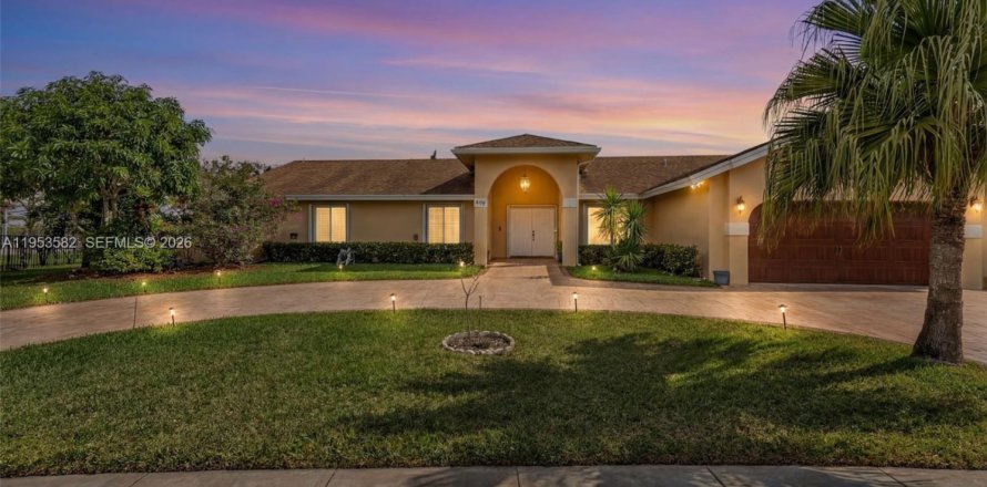 House in Pembroke Pines, Florida 3 bedrooms, 201.04 sq.m. № 2009519