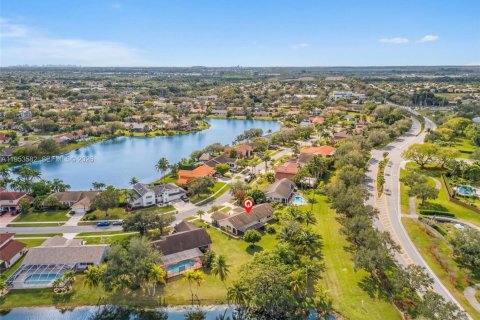 House in Pembroke Pines, Florida 3 bedrooms, 201.04 sq.m. № 2009519 - photo 6