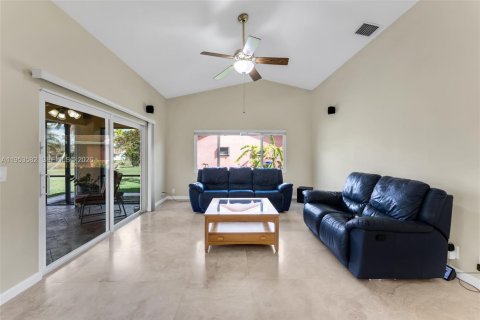 House in Pembroke Pines, Florida 3 bedrooms, 201.04 sq.m. № 2009519 - photo 17