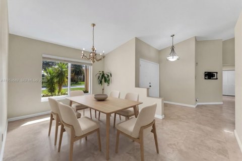 House in Pembroke Pines, Florida 3 bedrooms, 201.04 sq.m. № 2009519 - photo 14