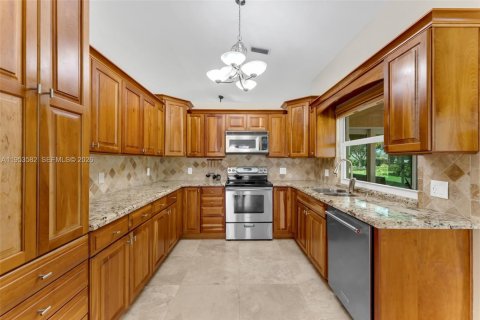 House in Pembroke Pines, Florida 3 bedrooms, 201.04 sq.m. № 2009519 - photo 4