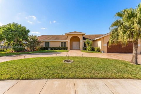 House in Pembroke Pines, Florida 3 bedrooms, 201.04 sq.m. № 2009519 - photo 10