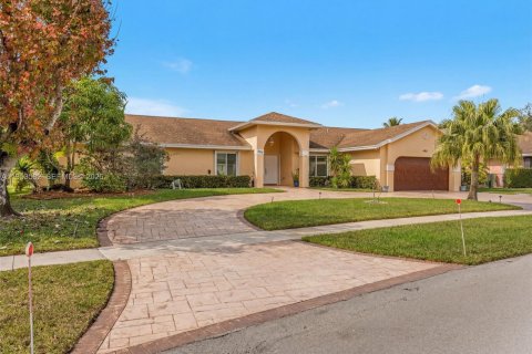 House in Pembroke Pines, Florida 3 bedrooms, 201.04 sq.m. № 2009519 - photo 9