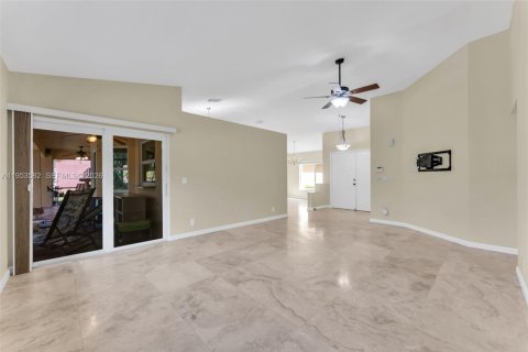 House in Pembroke Pines, Florida 3 bedrooms, 201.04 sq.m. № 2009519 - photo 13