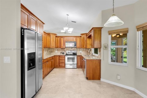 House in Pembroke Pines, Florida 3 bedrooms, 201.04 sq.m. № 2009519 - photo 18