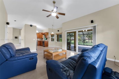 House in Pembroke Pines, Florida 3 bedrooms, 201.04 sq.m. № 2009519 - photo 16