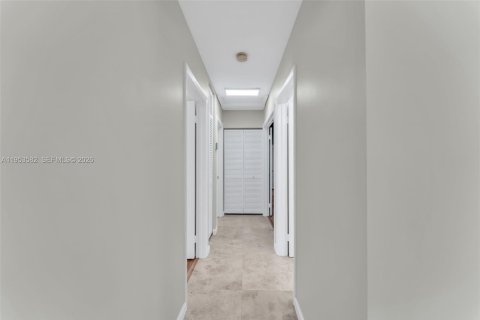 House in Pembroke Pines, Florida 3 bedrooms, 201.04 sq.m. № 2009519 - photo 20