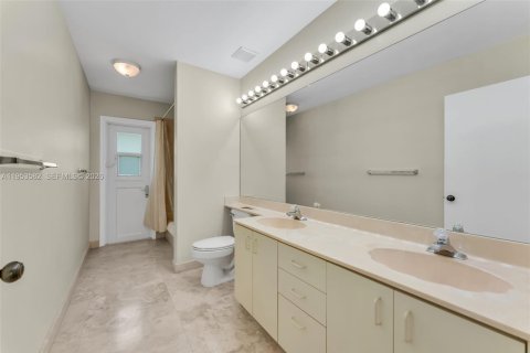 House in Pembroke Pines, Florida 3 bedrooms, 201.04 sq.m. № 2009519 - photo 28