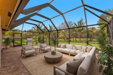 House in Pembroke Pines, Florida 3 bedrooms, 201.04 sq.m. № 2009519 - photo 2