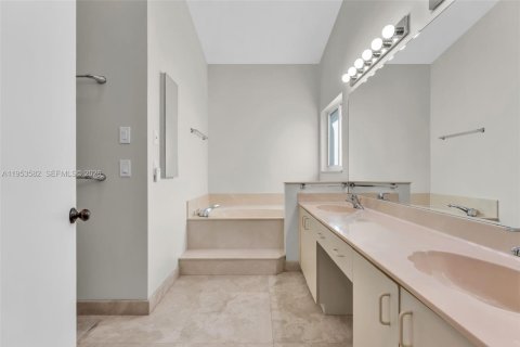 House in Pembroke Pines, Florida 3 bedrooms, 201.04 sq.m. № 2009519 - photo 25