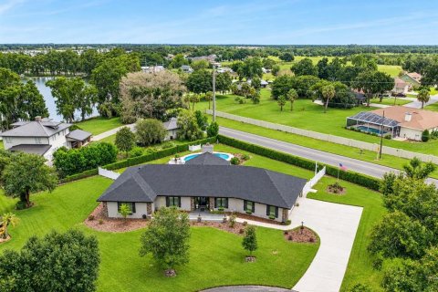 House in Winter Haven, Florida 3 bedrooms, 245.08 sq.m. № 2393480