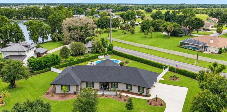 House in Winter Haven, Florida 3 bedrooms, 245.08 sq.m. № 2393480