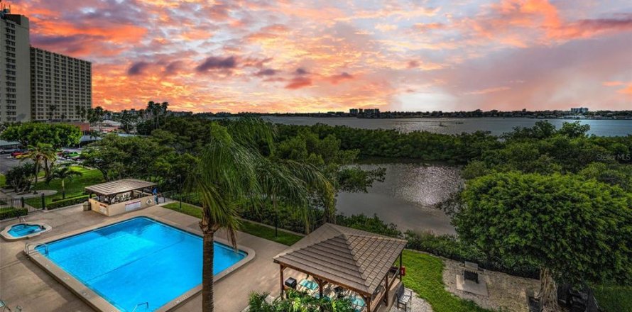 Condo in South Pasadena, Florida, 1 bedroom  № 1886754