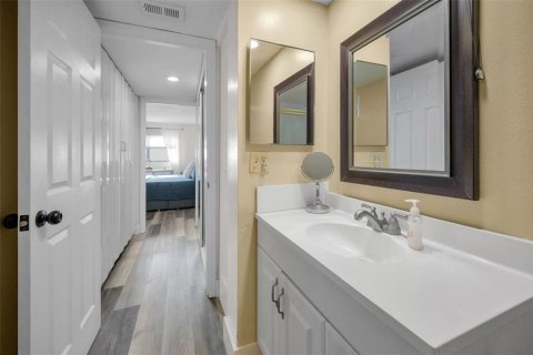 Condo in South Pasadena, Florida, 1 bedroom  № 1886754 - photo 28