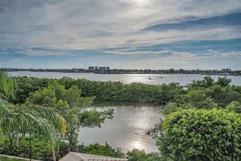 Condo in South Pasadena, Florida, 1 bedroom  № 1886754 - photo 2