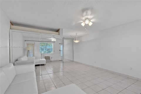 Condo in Miami, Florida, 1 bedroom  № 1581371 - photo 2
