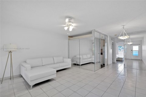 Condo in Miami, Florida, 1 bedroom  № 1581371 - photo 1