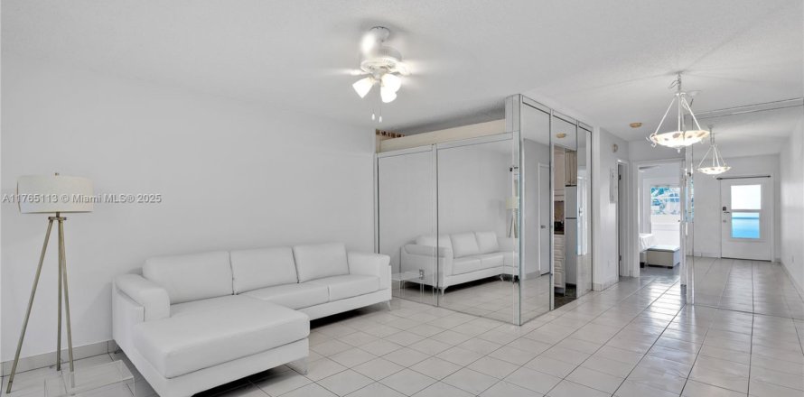 Condo in Miami, Florida, 1 bedroom  № 1581371