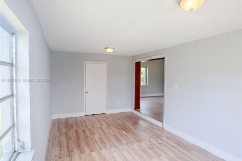 Casa en venta en Miami, Florida, 4 dormitorios, 107.4 m2 № 1982677 - foto 17