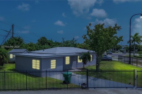Casa en venta en Miami, Florida, 4 dormitorios, 107.4 m2 № 1982677 - foto 1