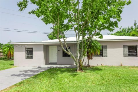 Casa en venta en Miami, Florida, 4 dormitorios, 107.4 m2 № 1982677 - foto 28