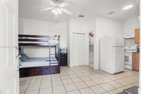 House in Hialeah, Florida 5 bedrooms, 174.38 sq.m. № 1928625 - photo 21