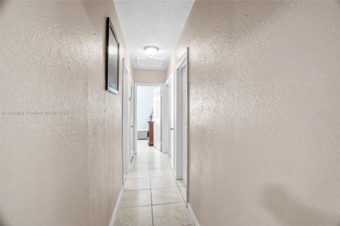 House in Hialeah, Florida 5 bedrooms, 174.38 sq.m. № 1928625 - photo 8
