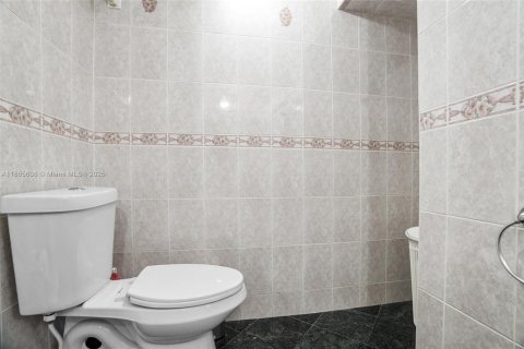 House in Hialeah, Florida 5 bedrooms, 174.38 sq.m. № 1928625 - photo 10