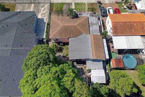 House in Hialeah, Florida 5 bedrooms, 174.38 sq.m. № 1928625 - photo 28