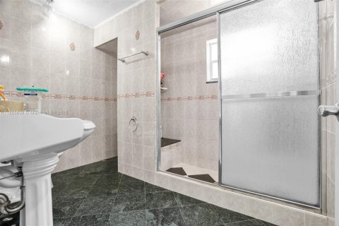 House in Hialeah, Florida 5 bedrooms, 174.38 sq.m. № 1928625 - photo 9