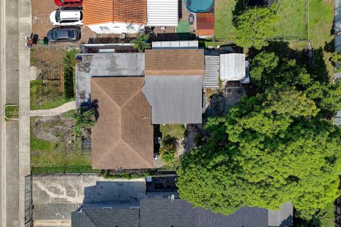 House in Hialeah, Florida 5 bedrooms, 174.38 sq.m. № 1928625 - photo 27