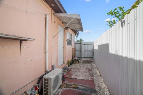 House in Hialeah, Florida 5 bedrooms, 174.38 sq.m. № 1928625 - photo 23