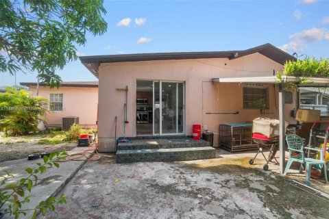 House in Hialeah, Florida 5 bedrooms, 174.38 sq.m. № 1928625 - photo 17