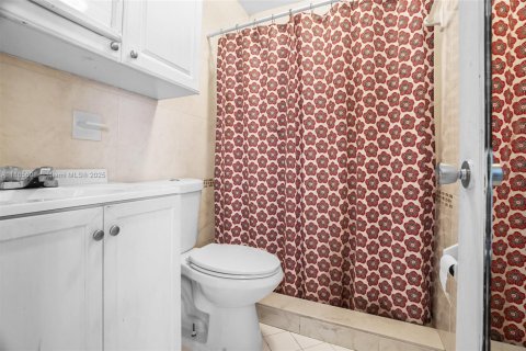 House in Hialeah, Florida 5 bedrooms, 174.38 sq.m. № 1928625 - photo 19