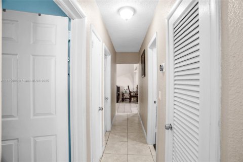 House in Hialeah, Florida 5 bedrooms, 174.38 sq.m. № 1928625 - photo 11