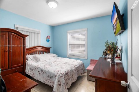House in Hialeah, Florida 5 bedrooms, 174.38 sq.m. № 1928625 - photo 12