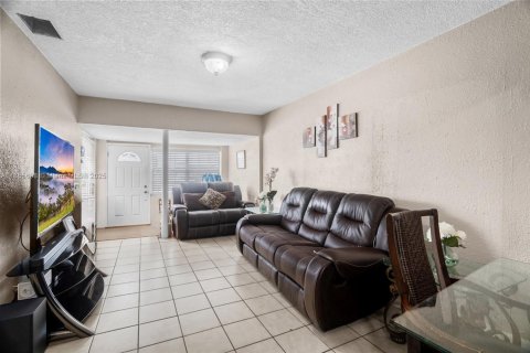 House in Hialeah, Florida 5 bedrooms, 174.38 sq.m. № 1928625 - photo 5