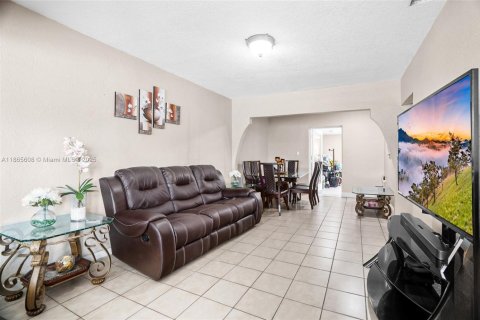 House in Hialeah, Florida 5 bedrooms, 174.38 sq.m. № 1928625 - photo 4