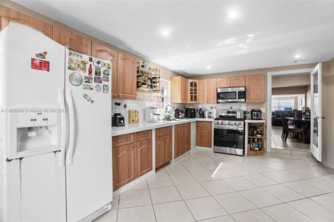 House in Hialeah, Florida 5 bedrooms, 174.38 sq.m. № 1928625 - photo 15