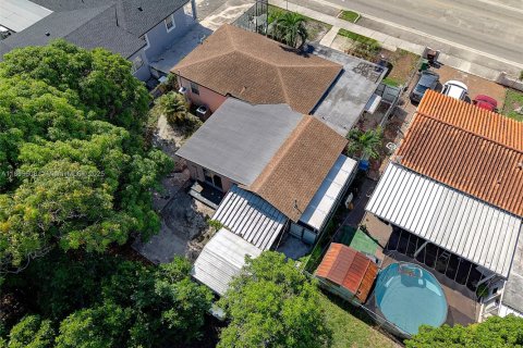 House in Hialeah, Florida 5 bedrooms, 174.38 sq.m. № 1928625 - photo 29