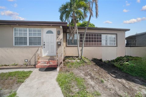 House in Hialeah, Florida 5 bedrooms, 174.38 sq.m. № 1928625 - photo 2