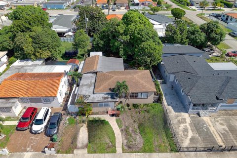 House in Hialeah, Florida 5 bedrooms, 174.38 sq.m. № 1928625 - photo 24