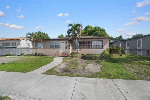 House in Hialeah, Florida 5 bedrooms, 174.38 sq.m. № 1928625 - photo 1
