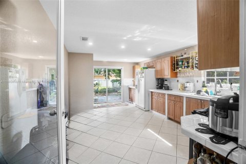 House in Hialeah, Florida 5 bedrooms, 174.38 sq.m. № 1928625 - photo 14