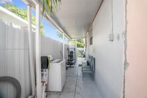 House in Hialeah, Florida 5 bedrooms, 174.38 sq.m. № 1928625 - photo 22