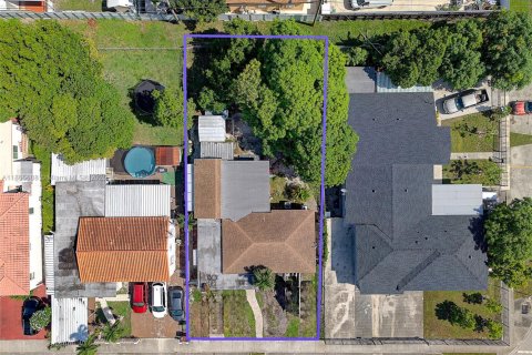 House in Hialeah, Florida 5 bedrooms, 174.38 sq.m. № 1928625 - photo 26