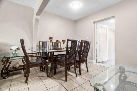 House in Hialeah, Florida 5 bedrooms, 174.38 sq.m. № 1928625 - photo 7