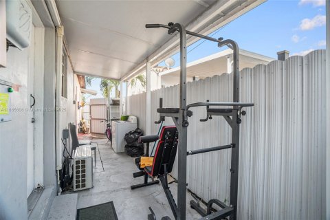 House in Hialeah, Florida 5 bedrooms, 174.38 sq.m. № 1928625 - photo 18